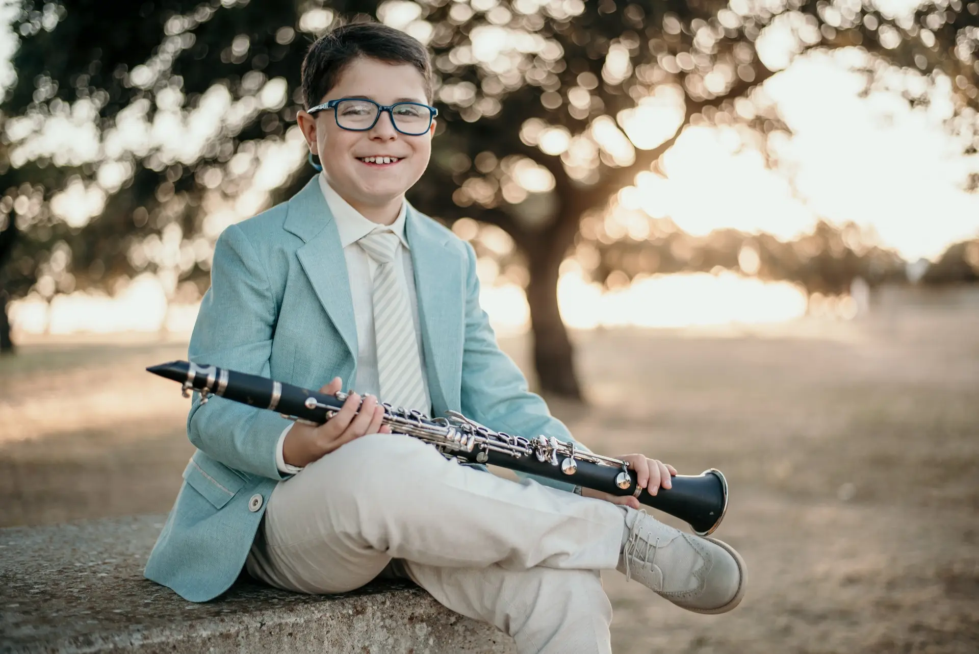 Niño de comunión con su clarinete